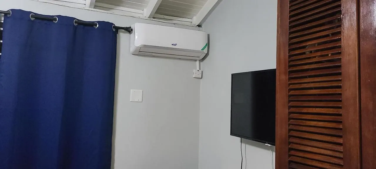 Cheerful 2 - Bedroom Townhouse With Free Parking In New Kingston