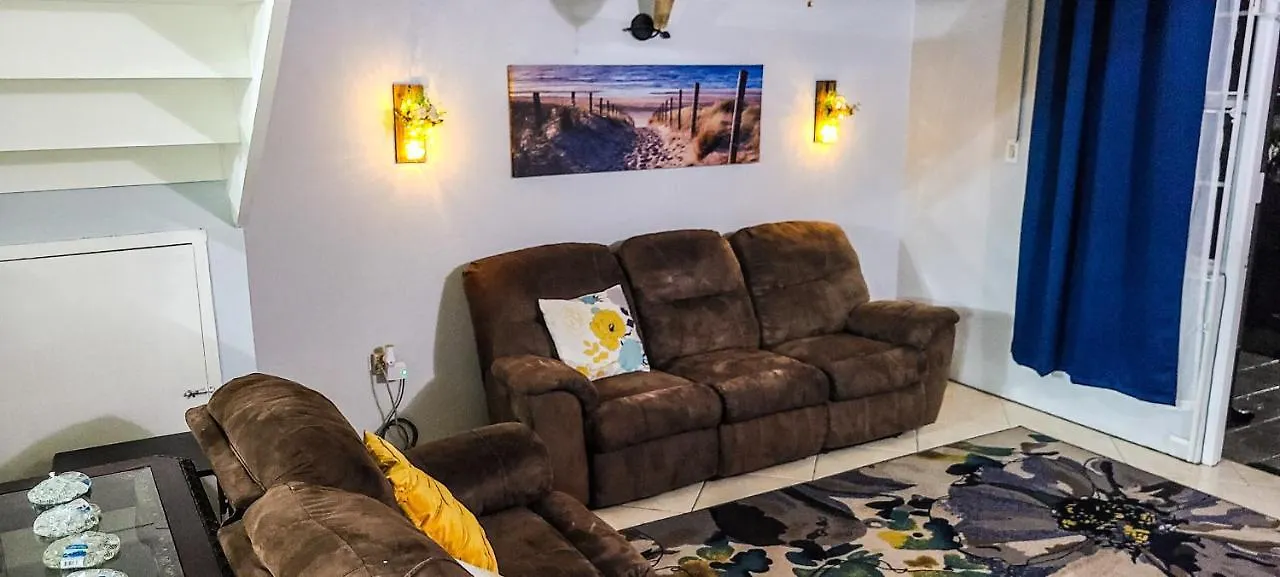 Apartment Cheerful 2 - Bedroom Townhouse With Free Parking In New Kingston Jamaica